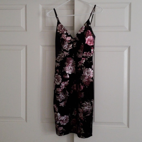Dresses & Skirts - Velvet mini dress